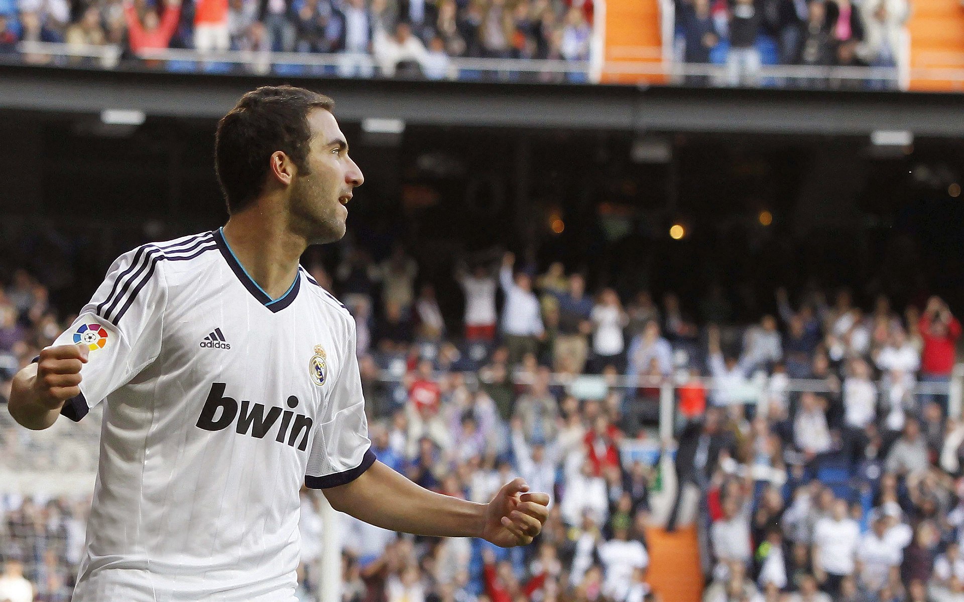 塞维利亚强势晋级，奥纳纳F1揭幕战称王，体育世界的双线狂想曲